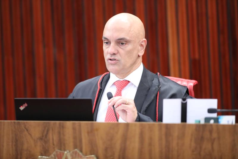 Moraes afasta governador do Distrito Federal e determina fim dos acampamentos de apoiadores de Bolsonaro