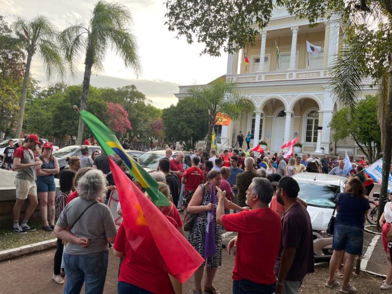 Manifestantes realizam ato em Santa Cruz do Sul