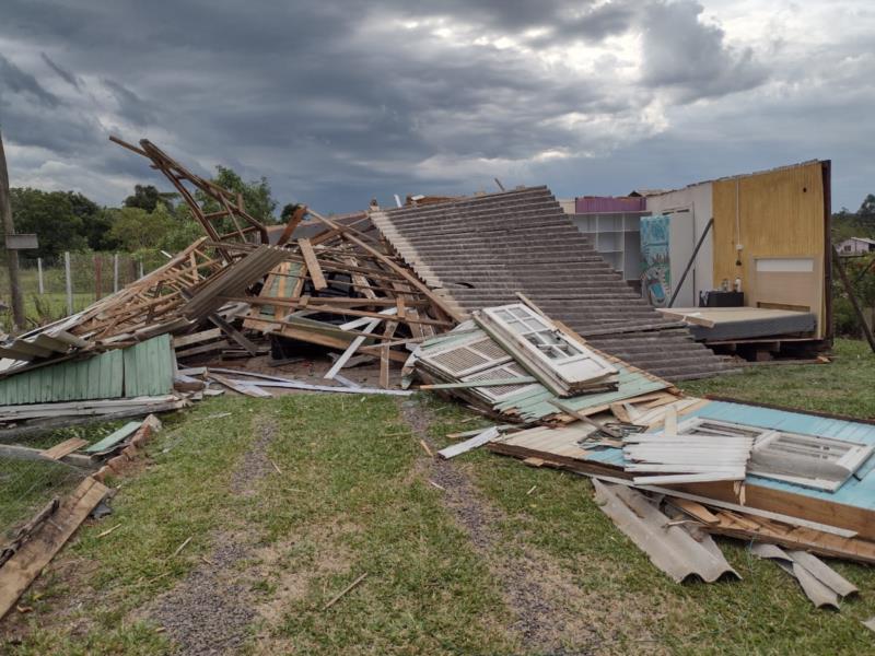 FOTOS: ao menos dez residências são atingidas pelo vendaval em Santa Cruz