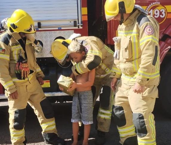 FOTOS: Corpo de Bombeiros surpreende criança e participa de festa de aniversário