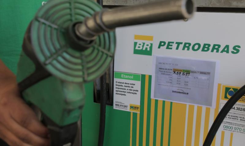 Petrobras anuncia redução de R$ 0,40 no preço do diesel