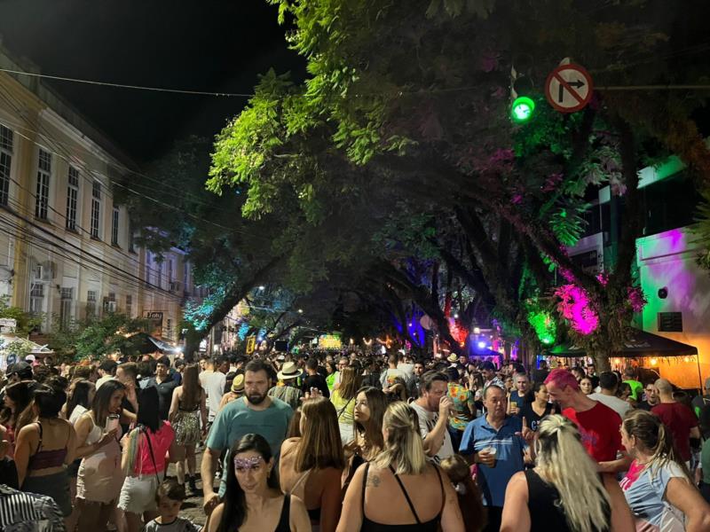 FOTOS: Centro de Santa Cruz fica tomado de foliões no Bailinho da Borges