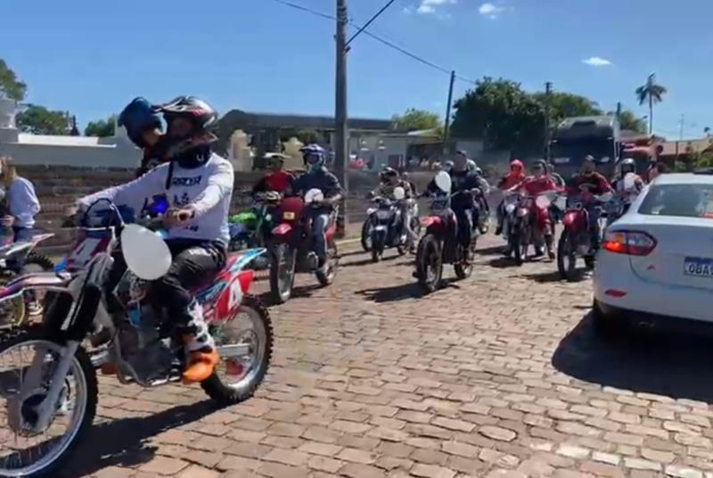 Despedida em duas rodas: Motociclistas prestam homenagens para Giovane Pick