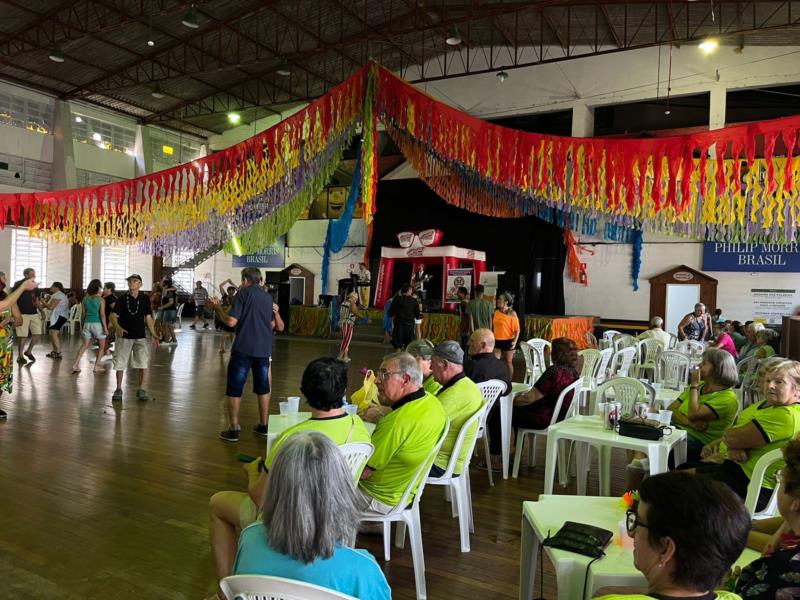 Terceira idade tem tarde animada com Bailinho de Carnaval no Pavilhão Central