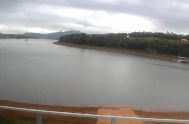 VÍDEO: helicóptero com quatro pessoas cai em lago de Minas Gerais