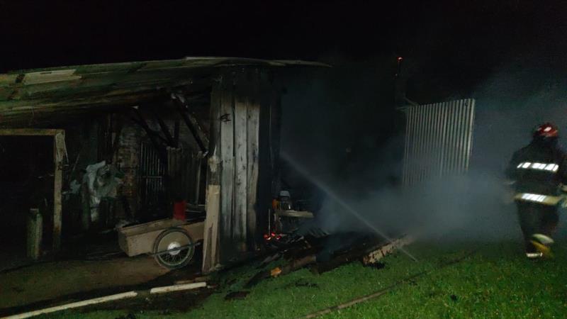 Incêndio em casa e galpão mobiliza equipes em Candelária