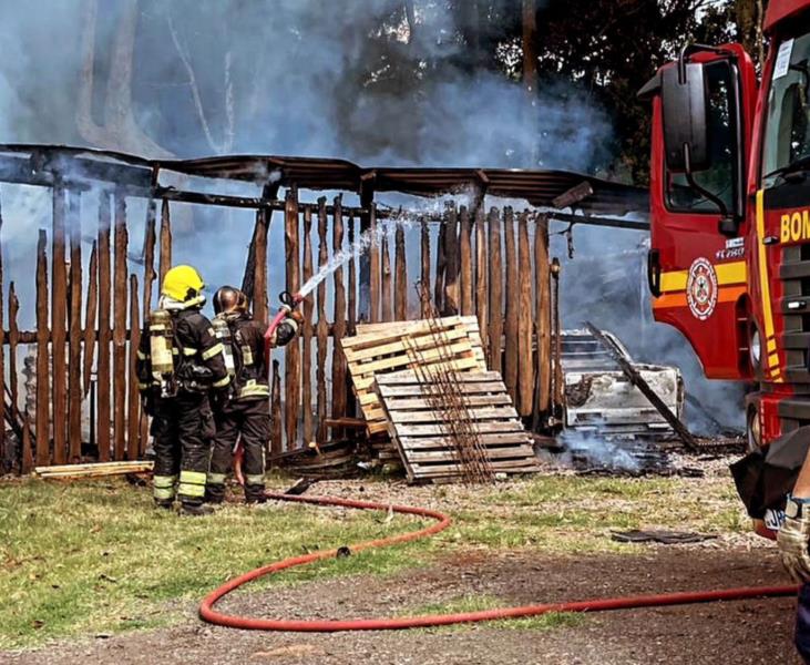 Estrutura de obra é destruída por incêndio em Santa Cruz