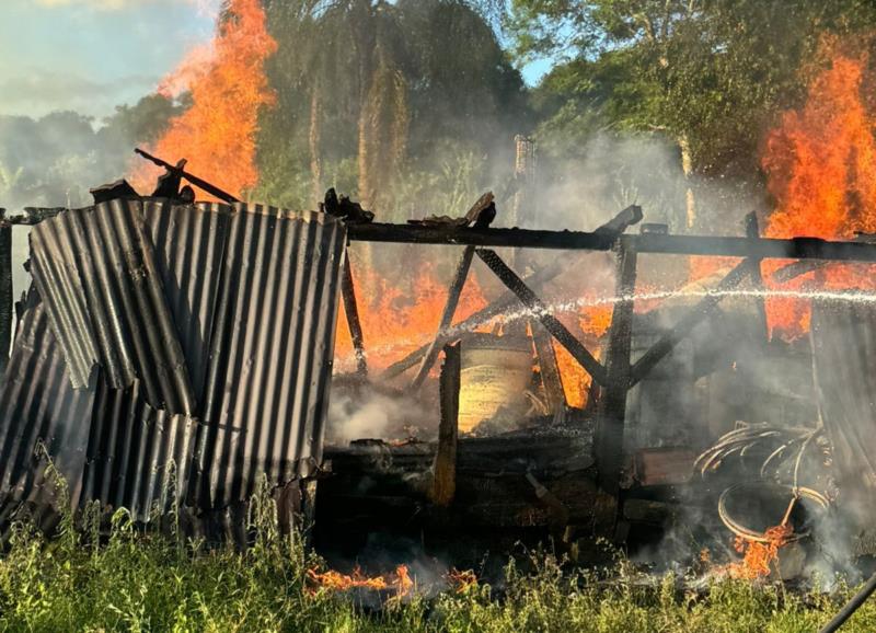 Incêndio destrói galpão e deixa sete animais mortos em Candelária