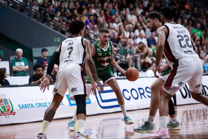 União Corinthians é derrotado pelo líder do NBB