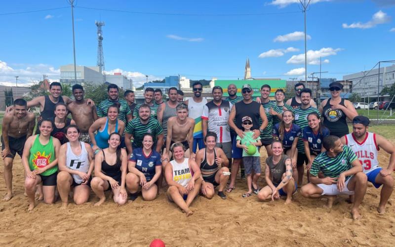 Atleta da Seleção Brasileira de Handebol de Areia participa de workshop em Santa Cruz