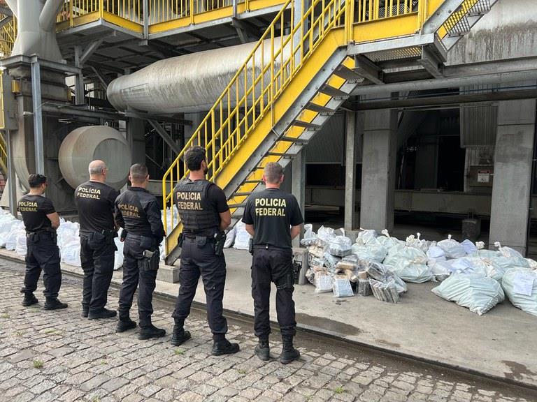 Polícia Federal incinera mais de três toneladas de maconha apreendida no Rio Grande do Sul