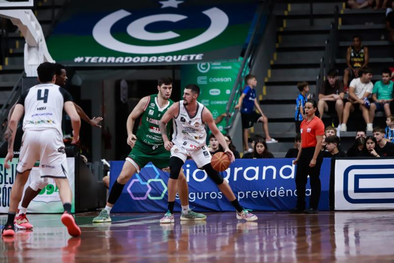 União Corinthians bate o Caxias Basquete na prorrogação