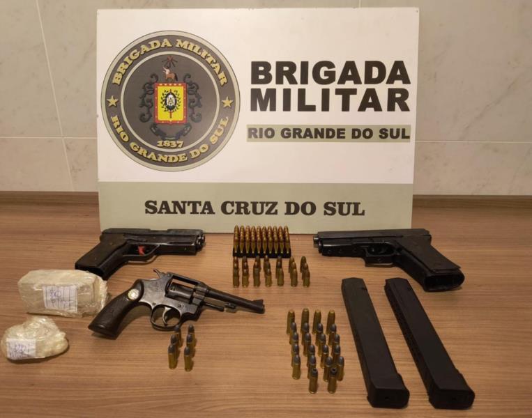 Adolescente é flagrado com três armas de fogo em Santa Cruz