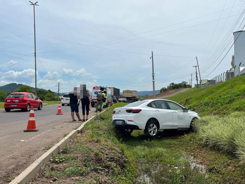 Mulher fica ferida em acidente próximo ao trevo da Kopp