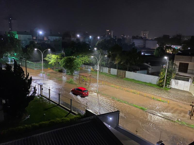 FOTOS e VÍDEO: temporal causa estragos em municípios da região na noite desta terça-feira