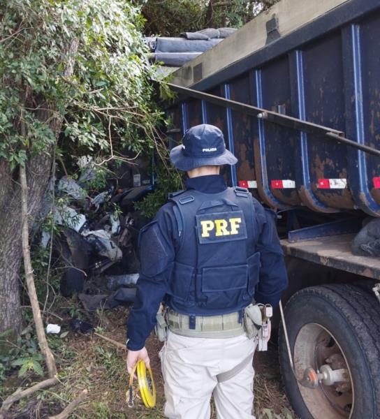 Colisão frontal entre carro e caminhão deixa dois mortos em Rio Pardo