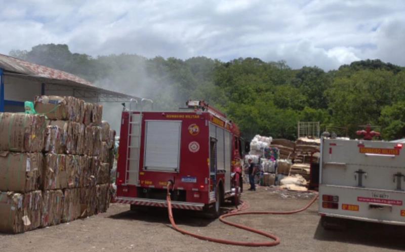 Incêndio em empresa de reciclagem é registrado em Santa Cruz