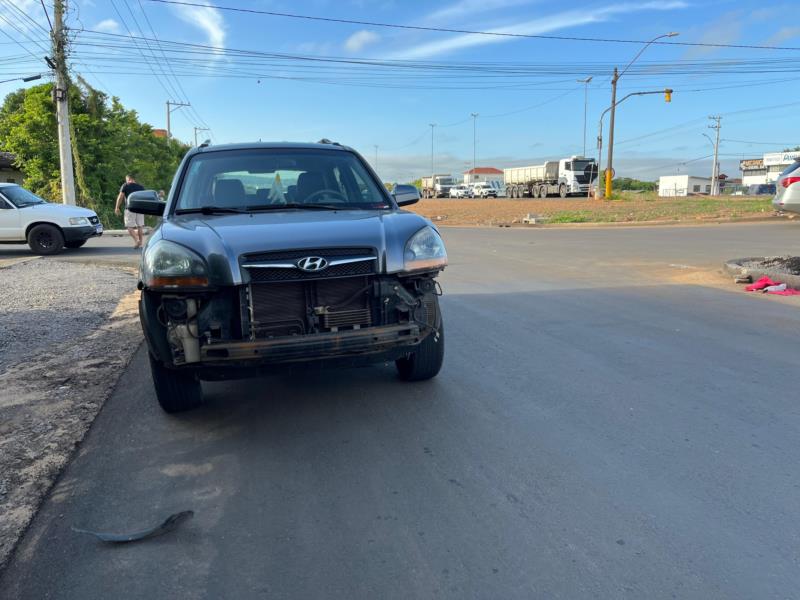 Carro e moto se envolvem em acidente na BR-471