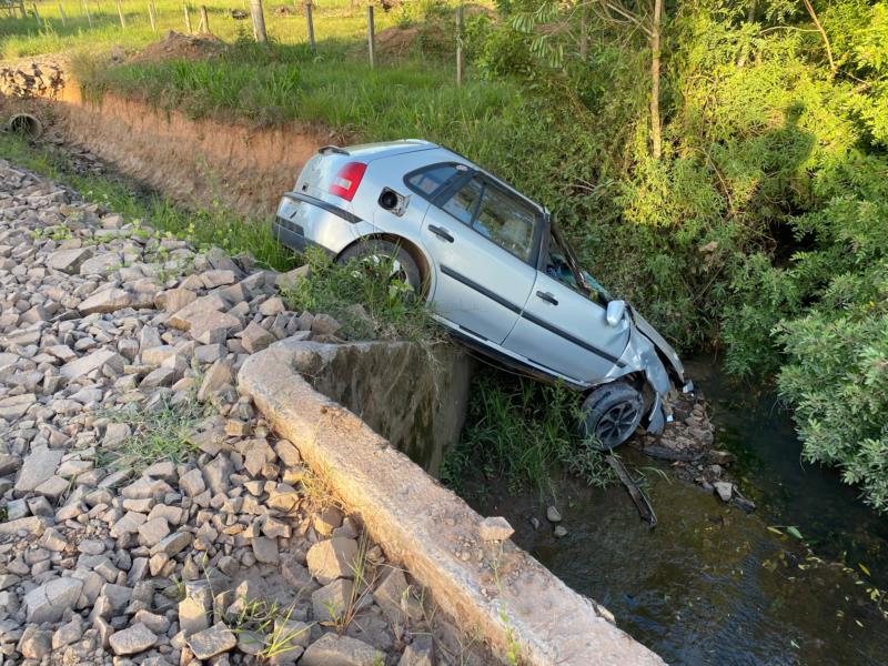 Casal fica ferido após capotamento em Vera Cruz