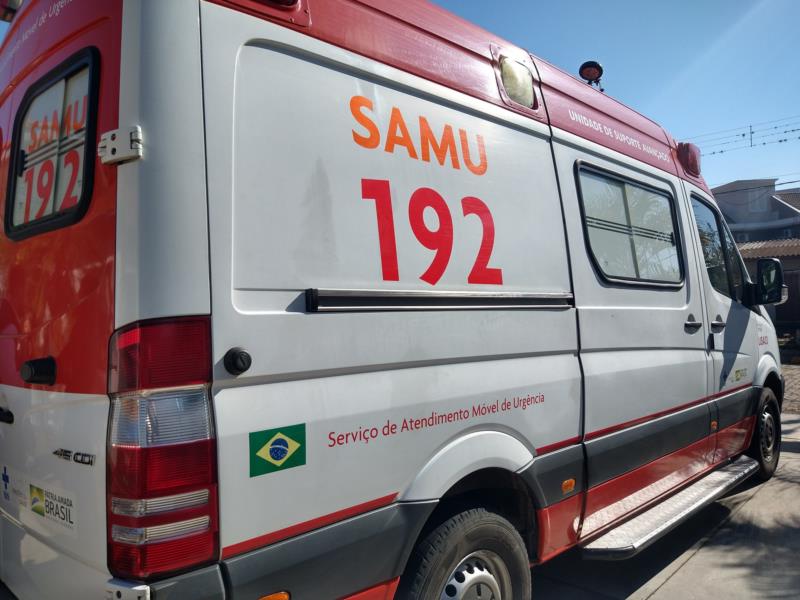 Motociclista fica ferido após se enroscar em fio caído na rua no Bairro Aviação