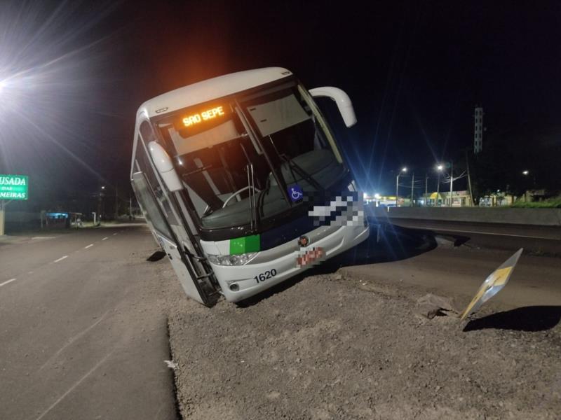 Ônibus se envolve em acidente na BR-290