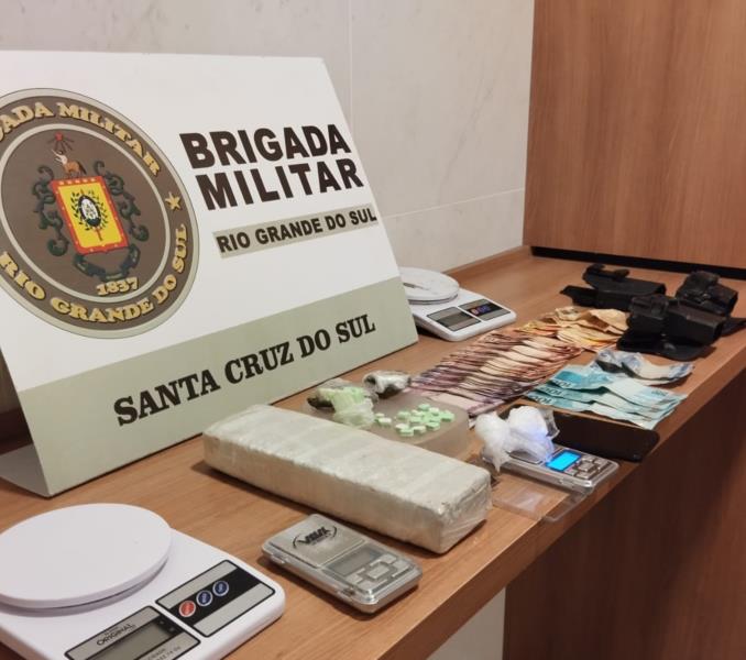 Suspeito é capturado após subir telhados de casas para fugir de abordagem policial em Santa Cruz