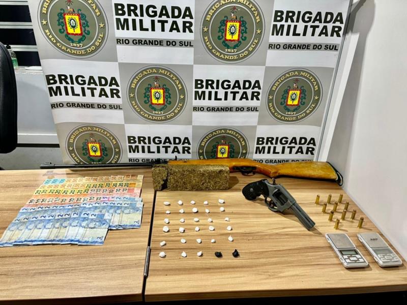 Após denúncia de motorista armado, Brigada Militar prende homem e apreende menor de idade