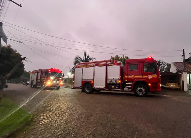 Curto-circuito causa princípio de incêndio em residência de Santa Cruz