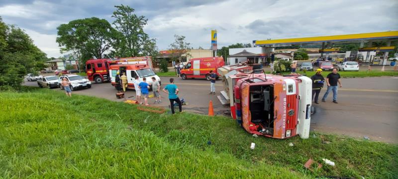 Caminhão dos bombeiros tomba e deixa dois feridos em Teutônia