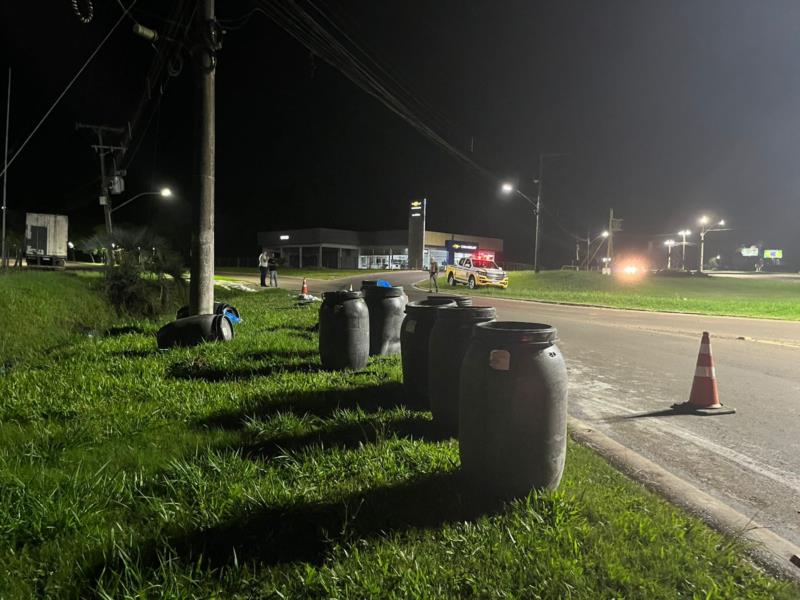 Caminhão com tripas de porco perde parte da carga ao contornar trevo de Venâncio Aires