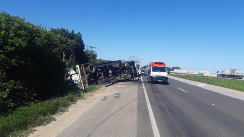 Caminhão de Venâncio Aires tomba e deixa condutor ferido na BR-116