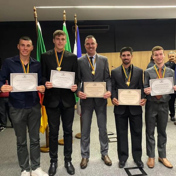 Atletas da AMO são premiados no Melhores do Ano do Atletismo Gaúcho