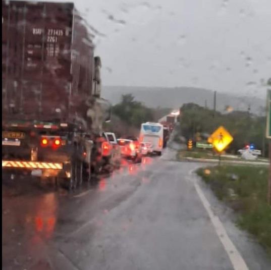 Queda de postes bloqueia tráfego de veículos na BR-471, em Rio Pardo