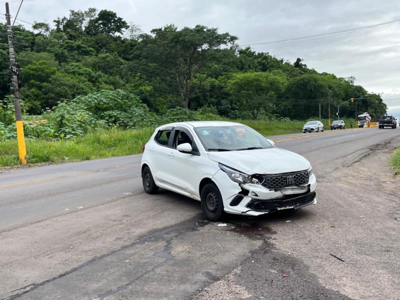 Acidente entre carro e moto deixa homem ferido em Santa Cruz