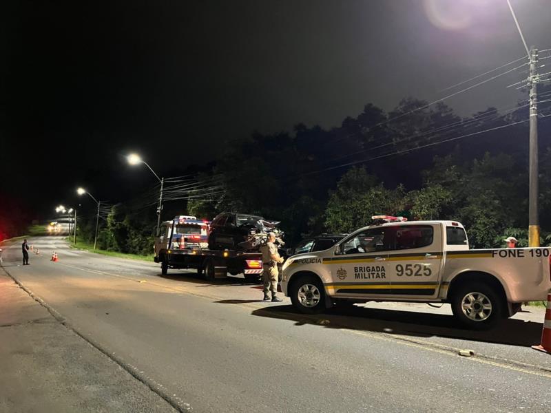 Colisão frontal entre dois carros deixa três feridos na BR-471