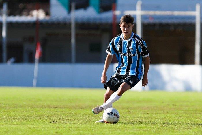 VÍDEO: veja a disputa entre jogadores do Galo e do Grêmio que resultou em uma lesão grave