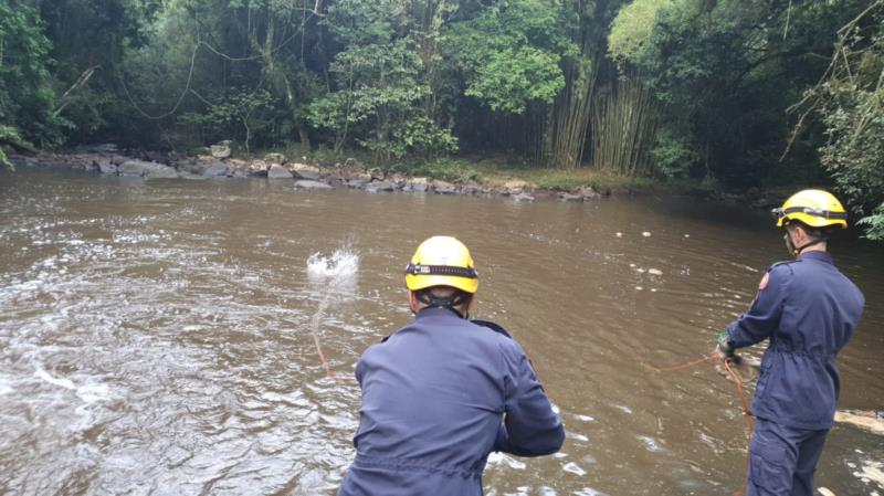 Corpo de Bombeiros de Estrela faz buscas por jovem que se afogou em cachoeira