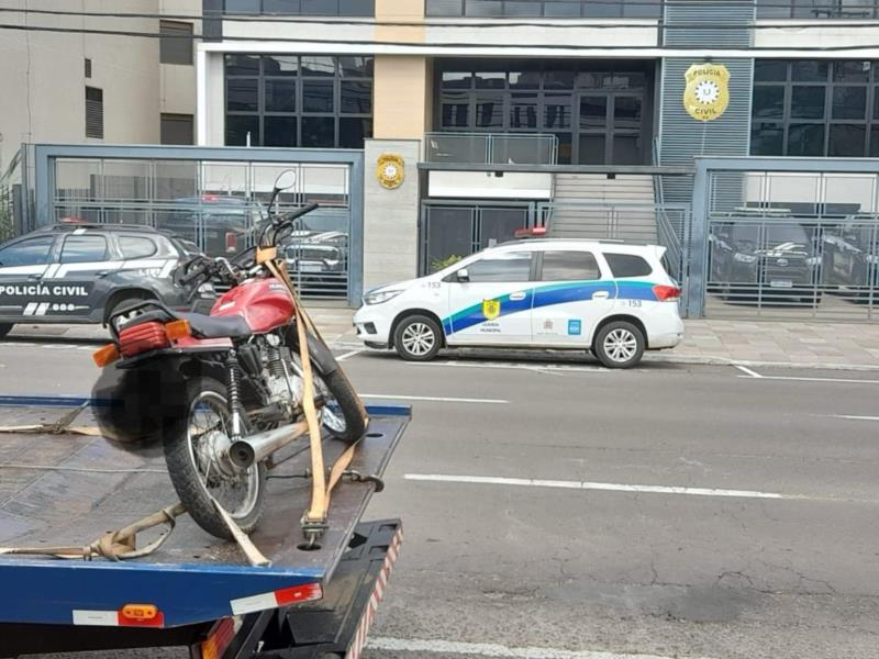 Jovem de 15 anos é flagrado com moto com placa adulterada em Santa Cruz