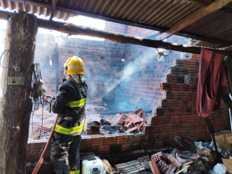 Estufa de fumo é completamente destruída em incêndio no interior de Venâncio Aires