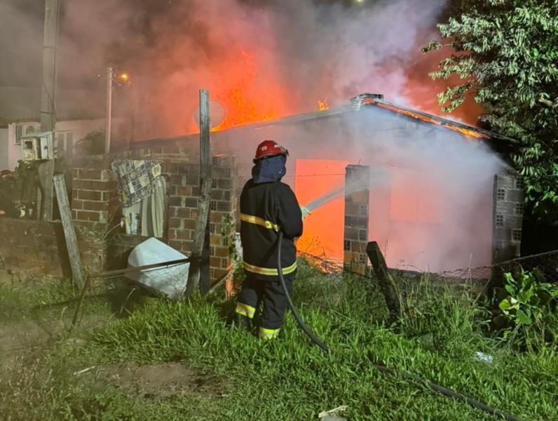 Incêndio em residência mobiliza Corpo de Bombeiros Voluntários