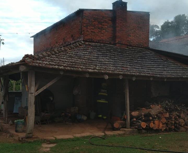 Agricultor perde 500 varas de fumo em incêndio no interior de Venâncio Aires