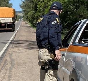 PRF prende torcedor argentino dirigindo sob efeito de drogas em Pantano Grande