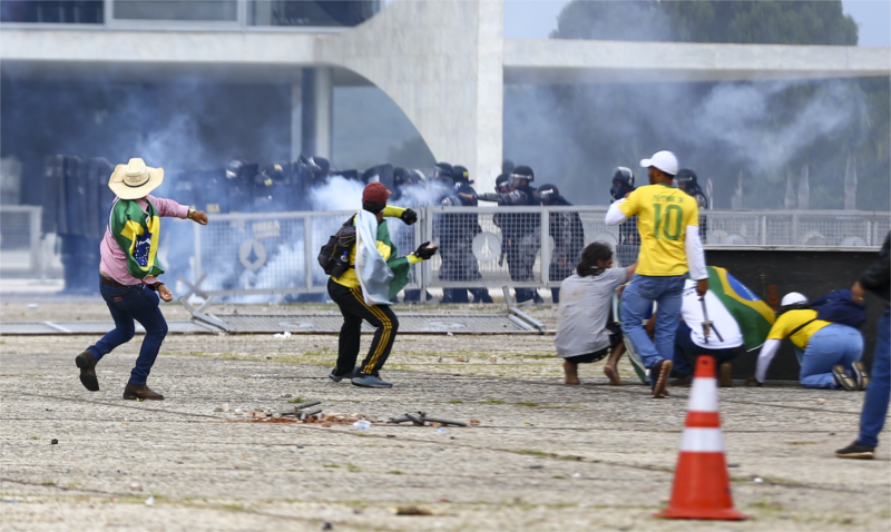 Moção de repúdio ao projeto que prevê anistia dos acusados por golpe de Estado rende debate em Santa Cruz