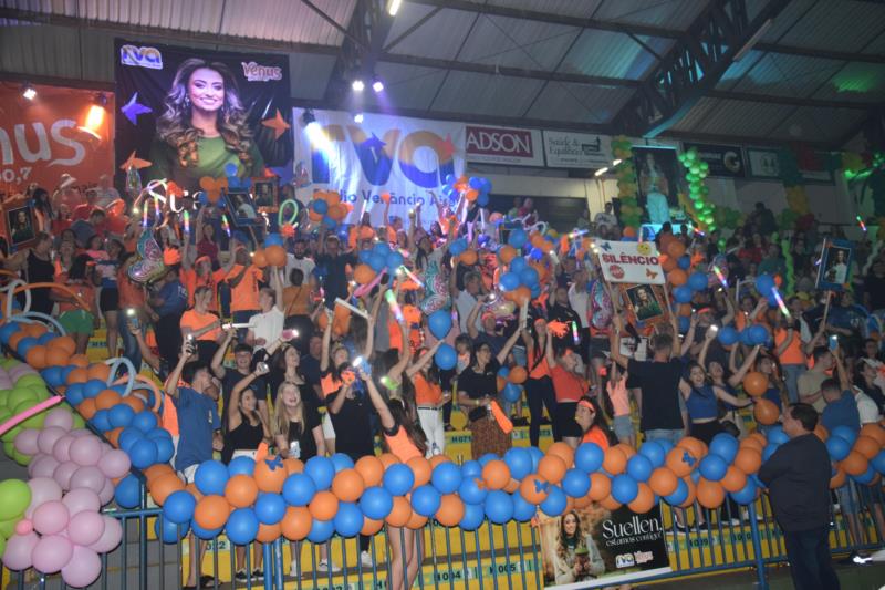 Torcida da candidata Suellen da Rosa Schonarth é eleita a melhor da noite