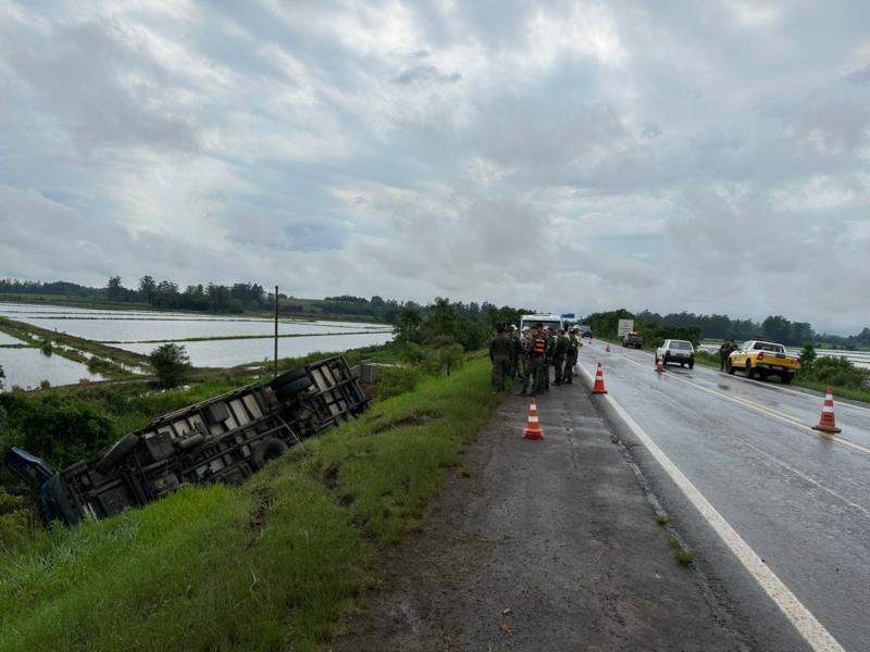 Condutor perde o controle e caminhão sai da pista na RSC-287