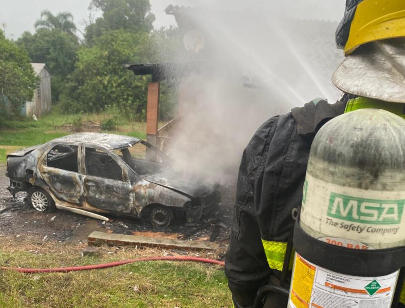 Carro pega fogo após motorista ligar veículo no interior de Venâncio Aires