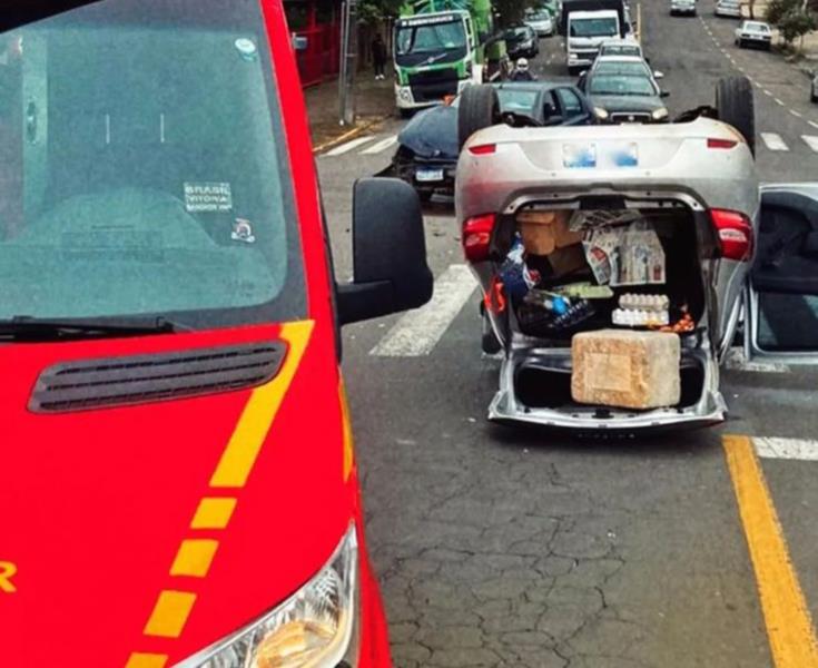 Mulher fica ferida em capotamento no Bairro Goiás