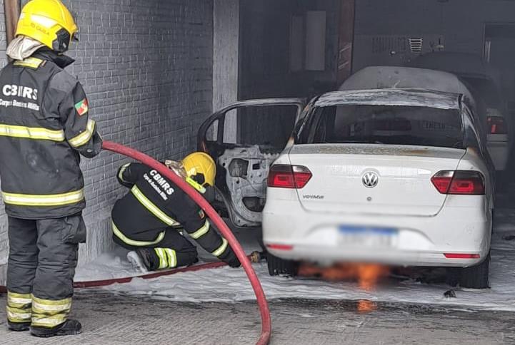 Carro pega fogo e deixa uma pessoa ferida em Santa Cruz