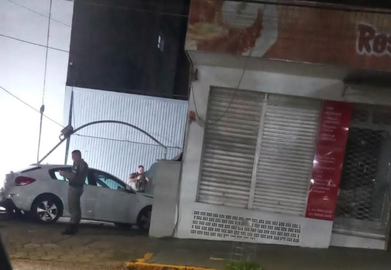 Motorista sem habilitação invade calçada com carro e derruba poste no Centro de Santa Cruz