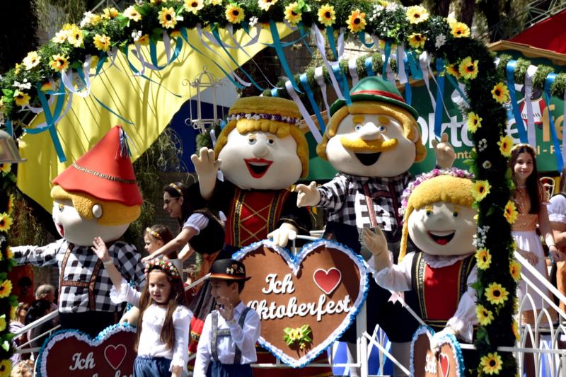 Primeiro desfile da 38ª Oktoberfest ocorre neste domingo